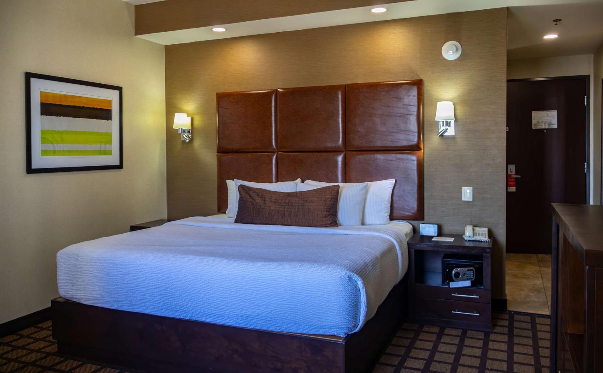 Best Western Premier Monterrey Aeropuerto Apodaca Exterior photo A typical room at the Hilton Garden Inn