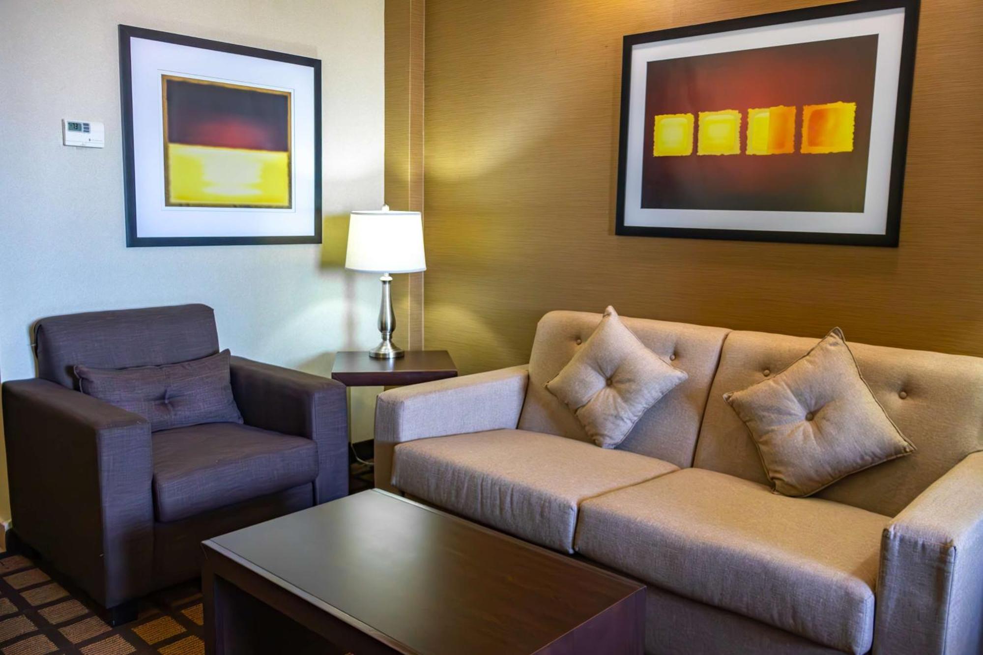 Best Western Premier Monterrey Aeropuerto Apodaca Exterior photo A living room in a typical hotel suite
