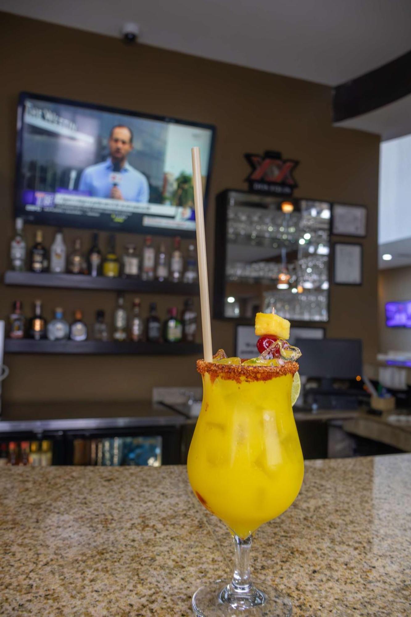 Best Western Premier Monterrey Aeropuerto Apodaca Exterior photo A mango margarita